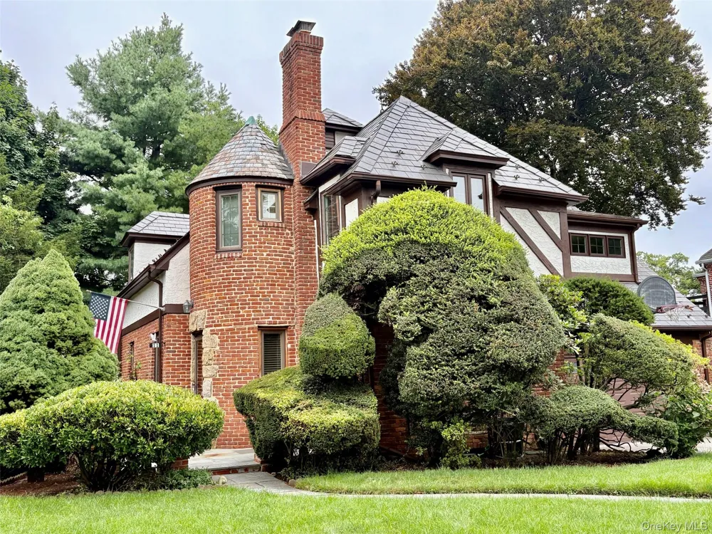 11 Andover Lane Manhasset, NY 11030