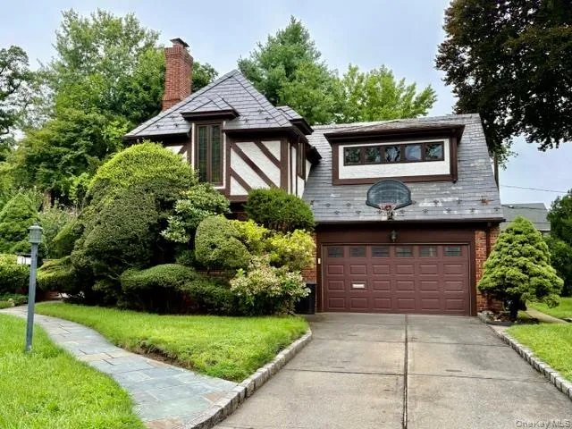 11 Andover Lane Manhasset, NY 11030