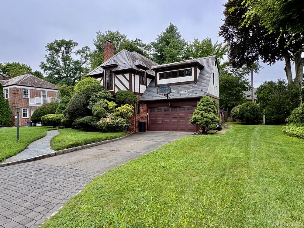 11 Andover Lane Manhasset, NY 11030