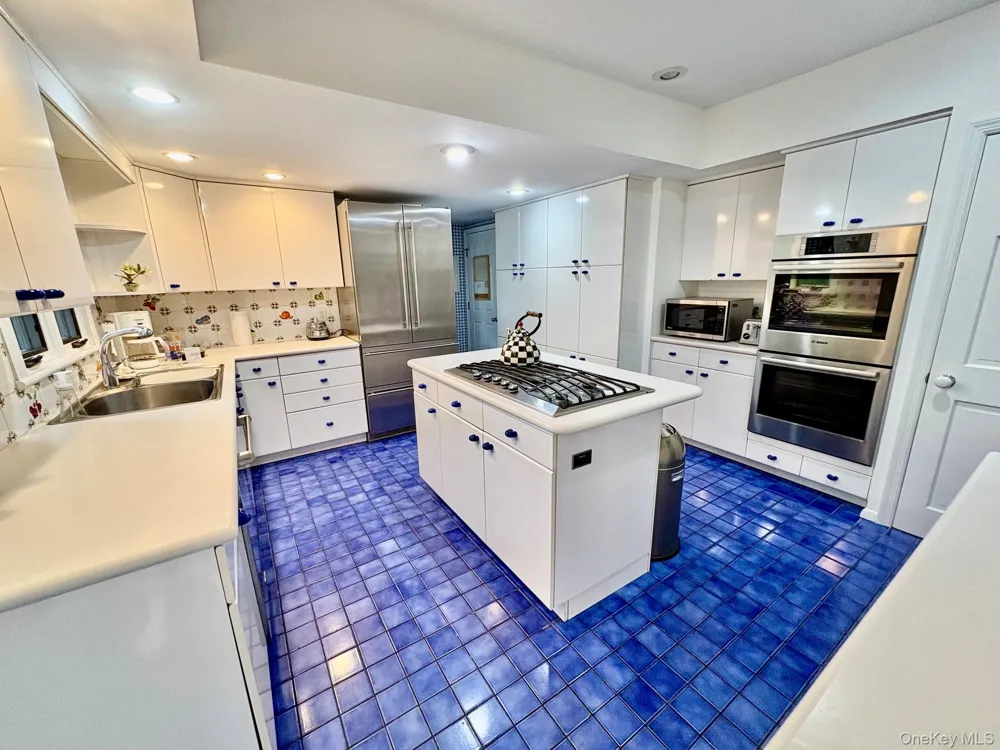 11 Andover Lane Manhasset, NY 11030
