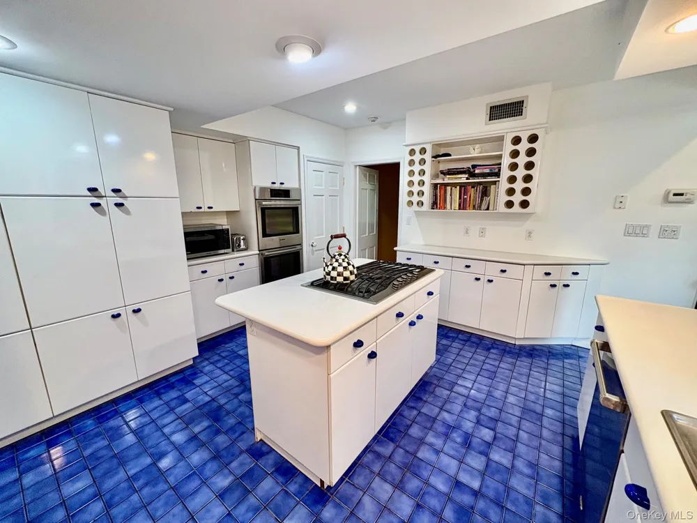 11 Andover Lane Manhasset, NY 11030