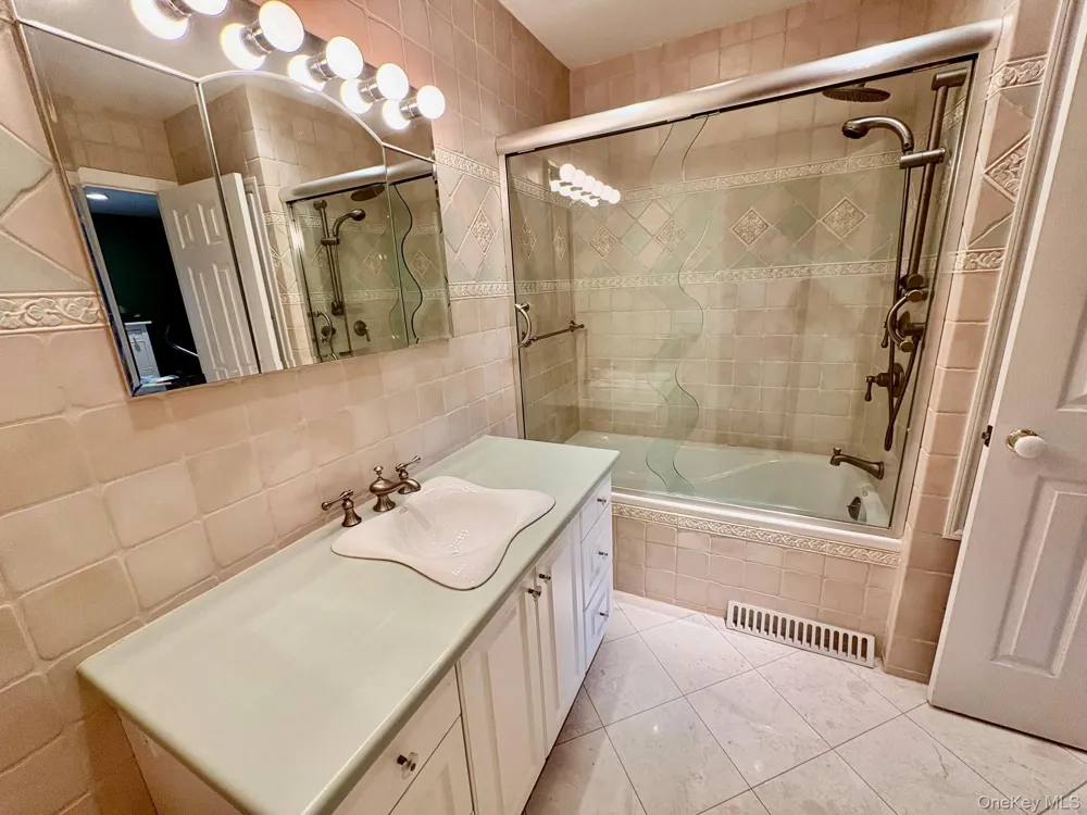 11 Andover Lane Manhasset, NY 11030