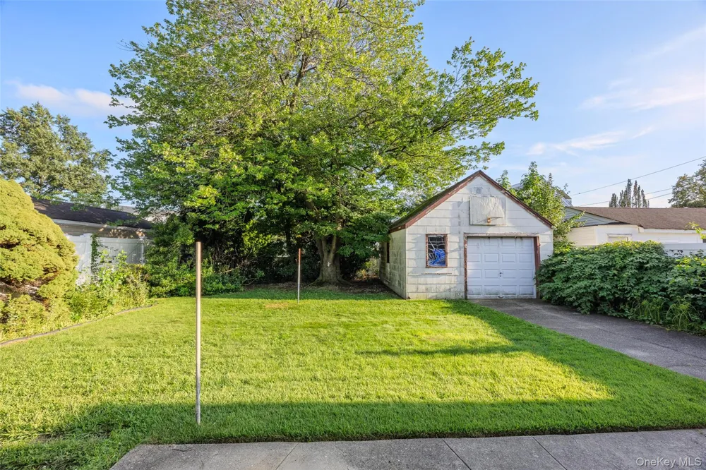 44 Pine Lane Valley Stream, NY 11581