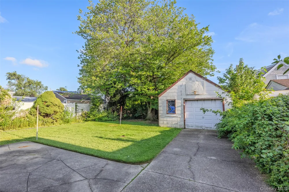 44 Pine Lane Valley Stream, NY 11581