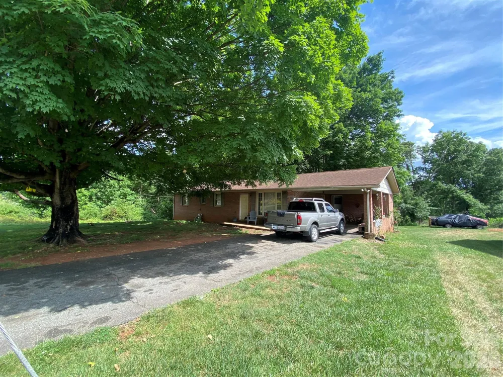 2071 Colonial Lane Hickory, NC 28601