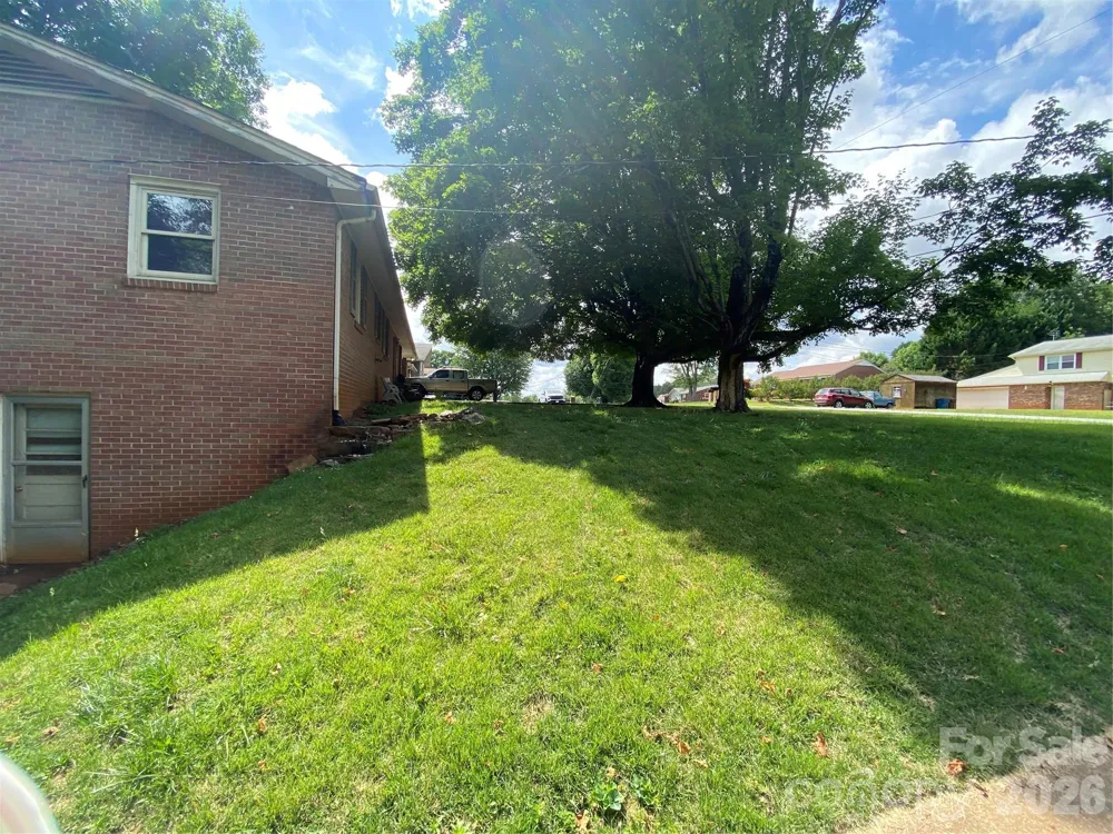 2071 Colonial Lane Hickory, NC 28601