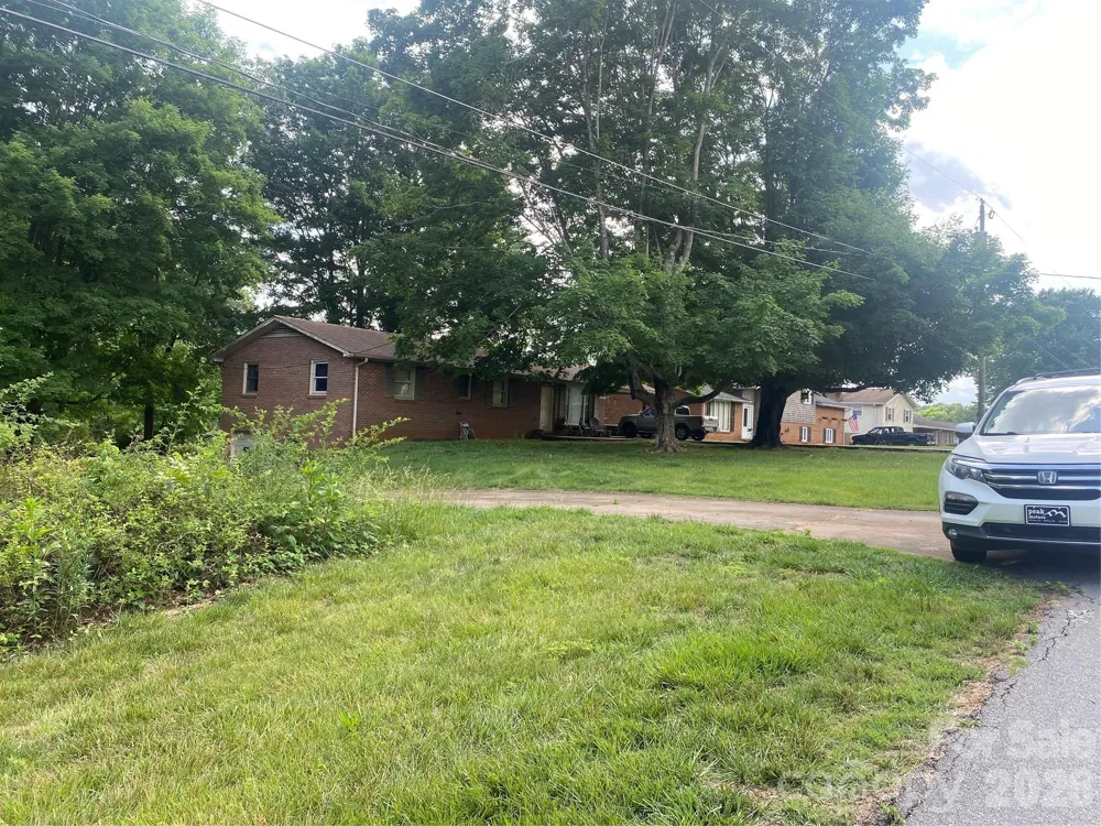2071 Colonial Lane Hickory, NC 28601