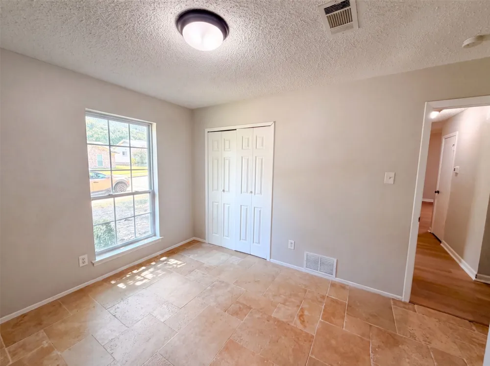 922 Meadowdale Circle Garland, TX 75043