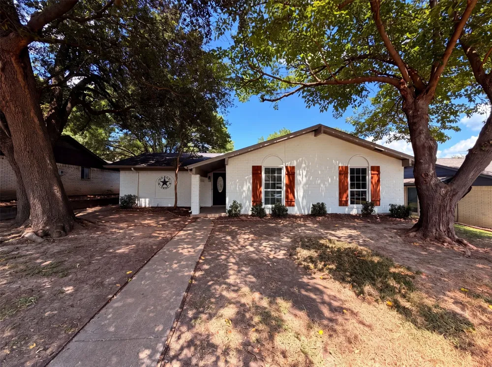 922 Meadowdale Circle Garland, TX 75043