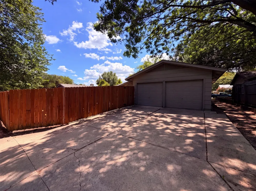 922 Meadowdale Circle Garland, TX 75043