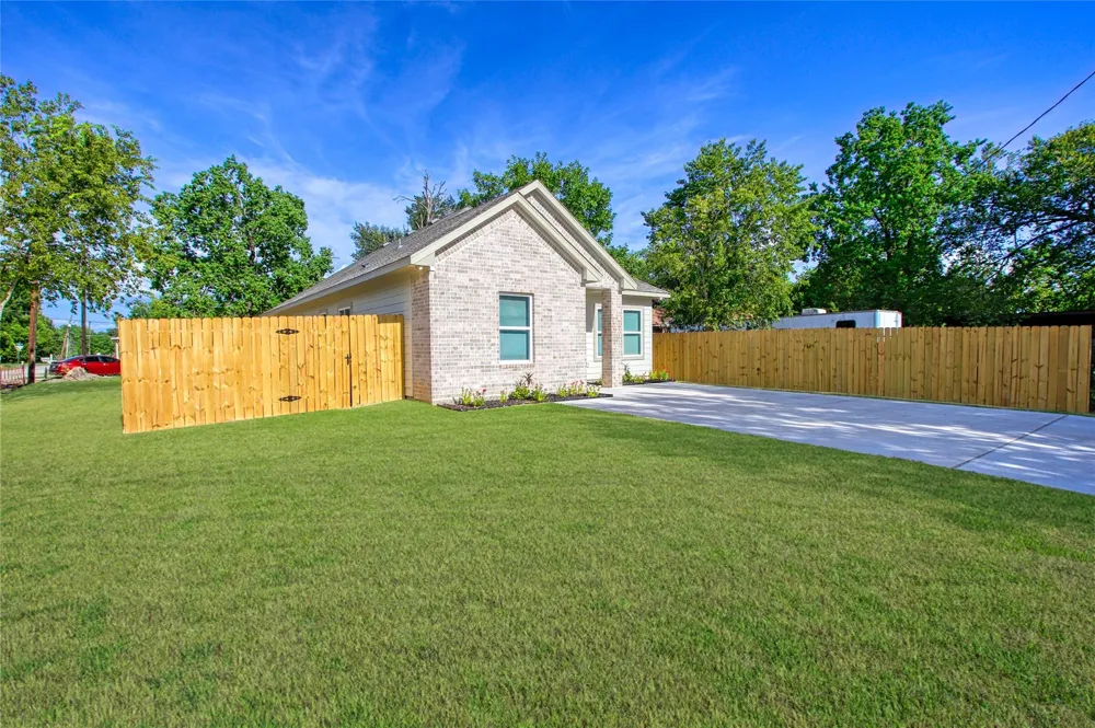 706 Ashville Street Navasota, TX 77868