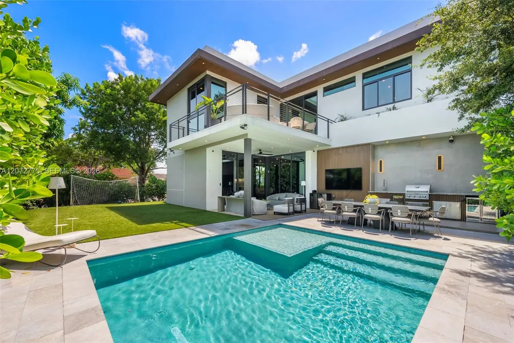 1875 NE 193rd St Miami, FL 33179
