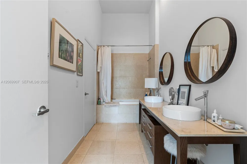 465 Brickell Ave #4106 Miami, FL 33131