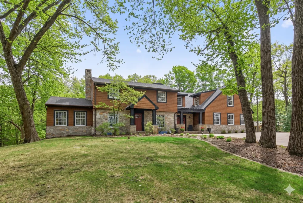 19055 Ridgewood Road Deephaven, MN 55391