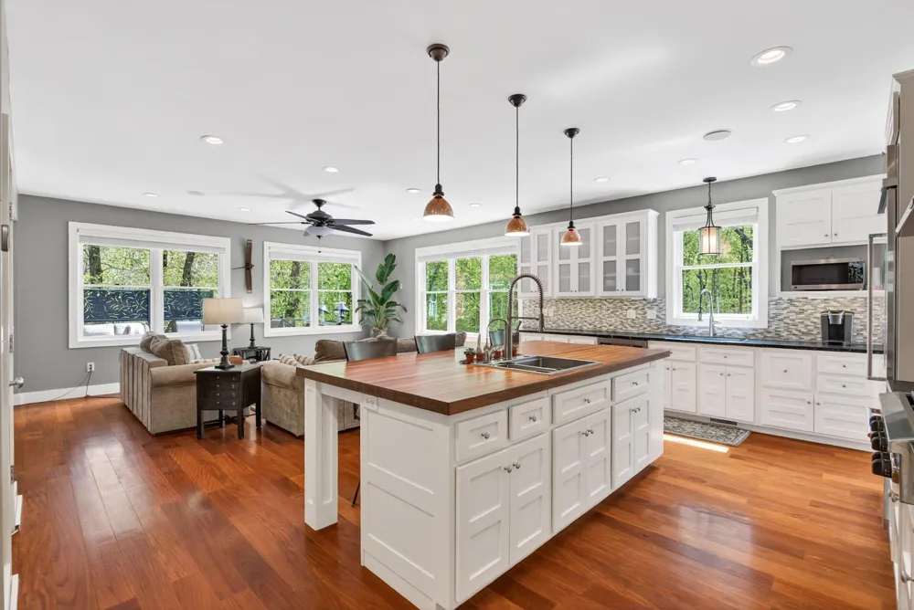 19055 Ridgewood Road Deephaven, MN 55391