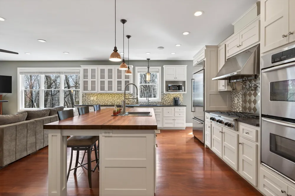 19055 Ridgewood Road Deephaven, MN 55391
