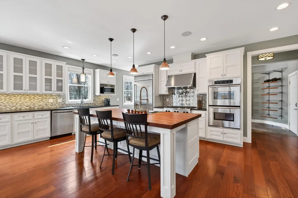 19055 Ridgewood Road Deephaven, MN 55391