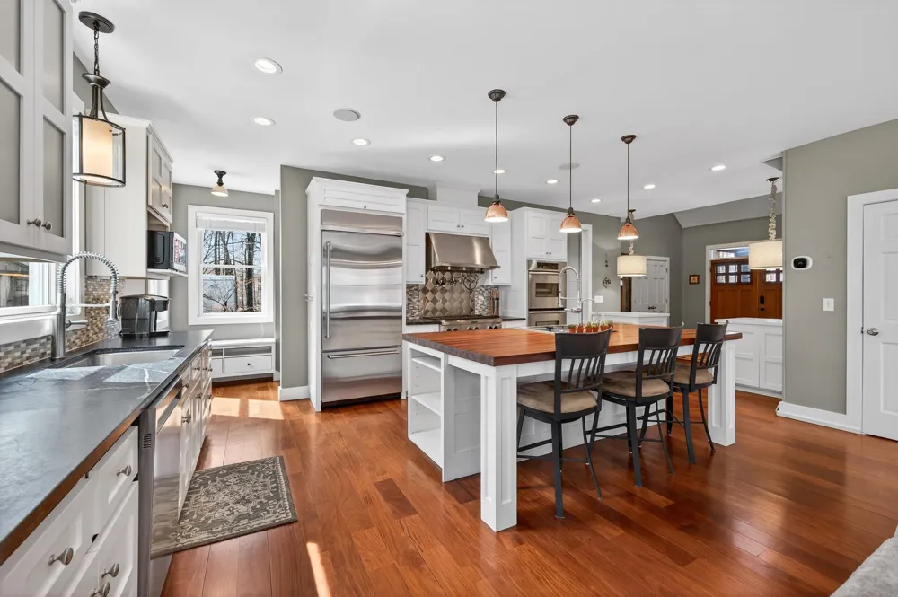 19055 Ridgewood Road Deephaven, MN 55391