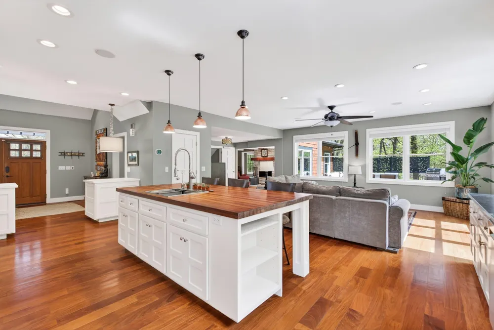 19055 Ridgewood Road Deephaven, MN 55391