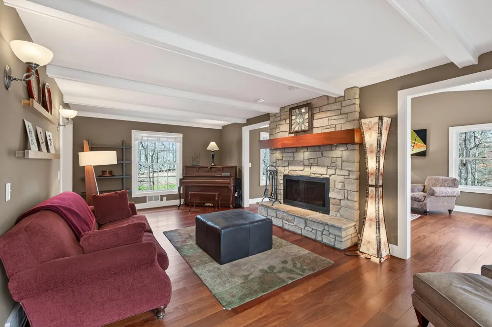 19055 Ridgewood Road Deephaven, MN 55391