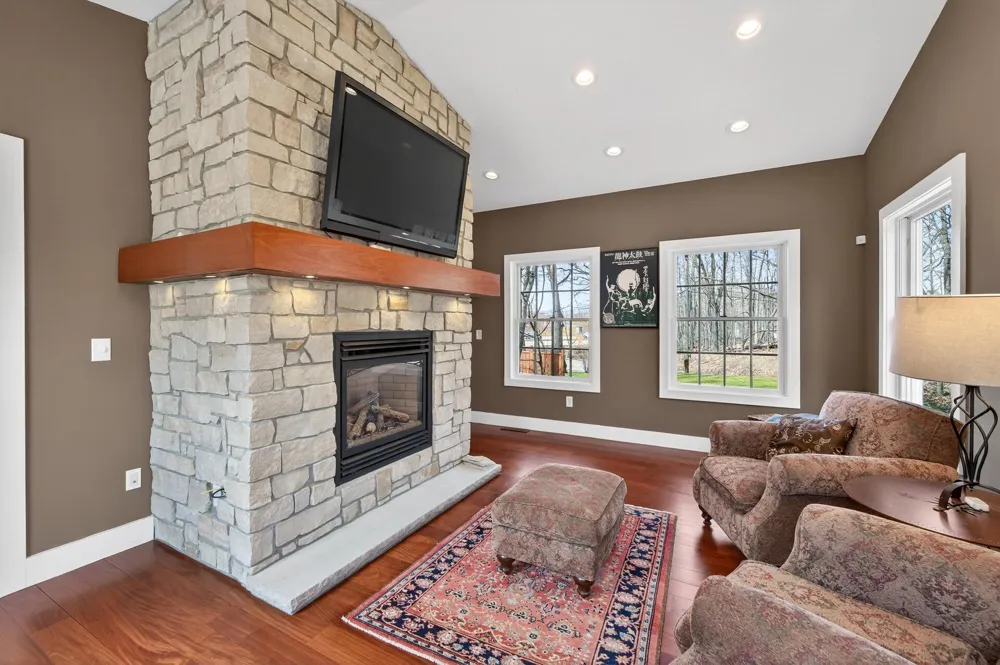 19055 Ridgewood Road Deephaven, MN 55391
