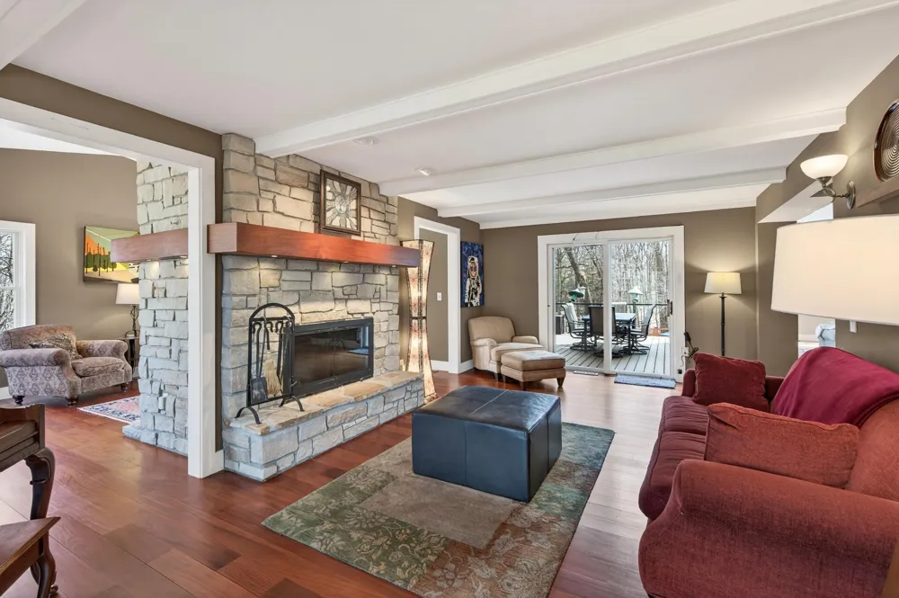 19055 Ridgewood Road Deephaven, MN 55391