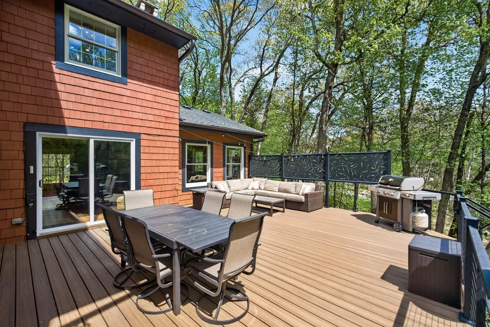 19055 Ridgewood Road Deephaven, MN 55391