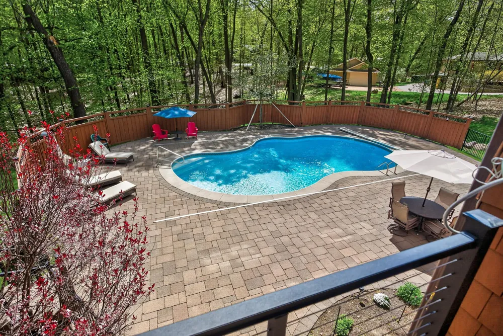 19055 Ridgewood Road Deephaven, MN 55391