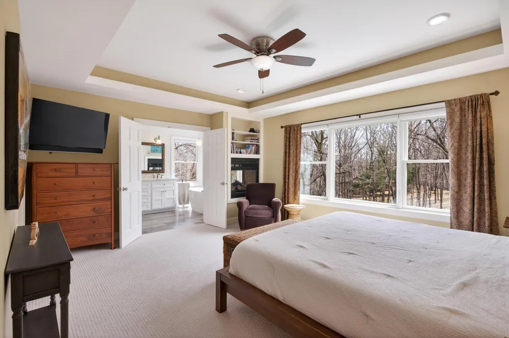 19055 Ridgewood Road Deephaven, MN 55391