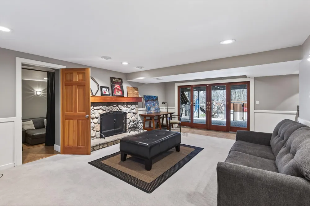 19055 Ridgewood Road Deephaven, MN 55391