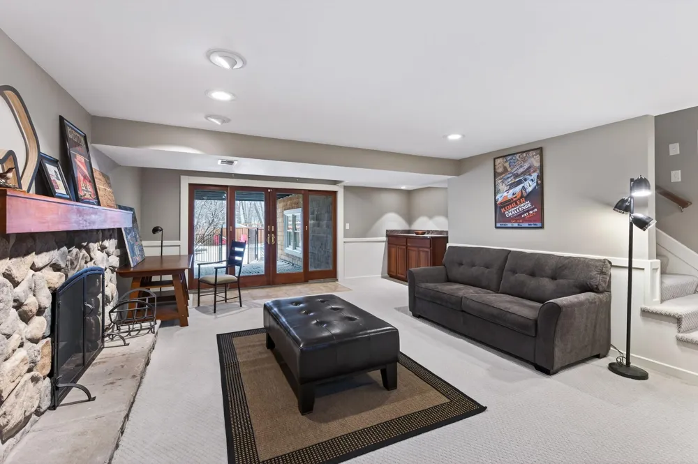 19055 Ridgewood Road Deephaven, MN 55391