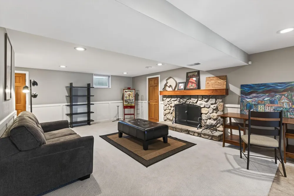 19055 Ridgewood Road Deephaven, MN 55391