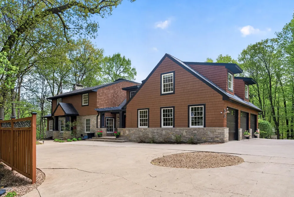 19055 Ridgewood Road Deephaven, MN 55391
