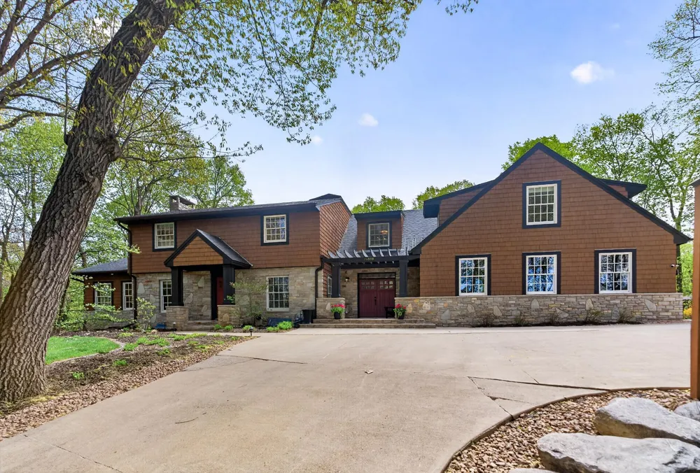 19055 Ridgewood Road Deephaven, MN 55391