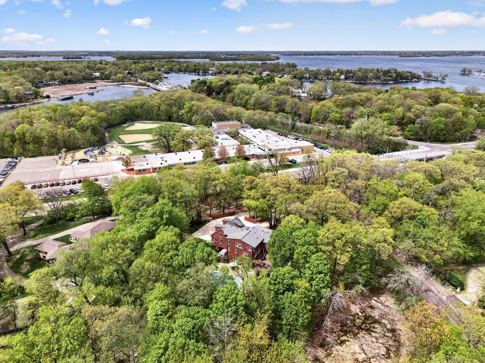 19055 Ridgewood Road Deephaven, MN 55391