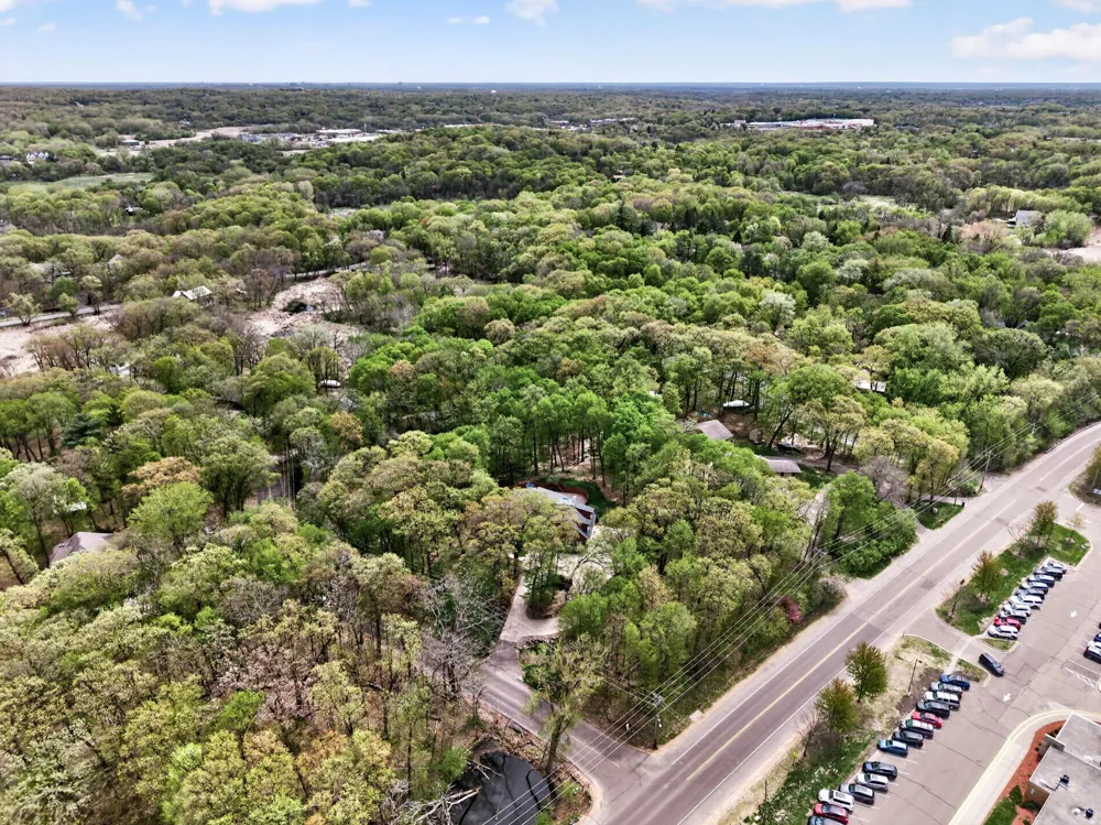 19055 Ridgewood Road Deephaven, MN 55391