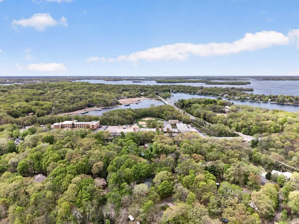 19055 Ridgewood Road Deephaven, MN 55391