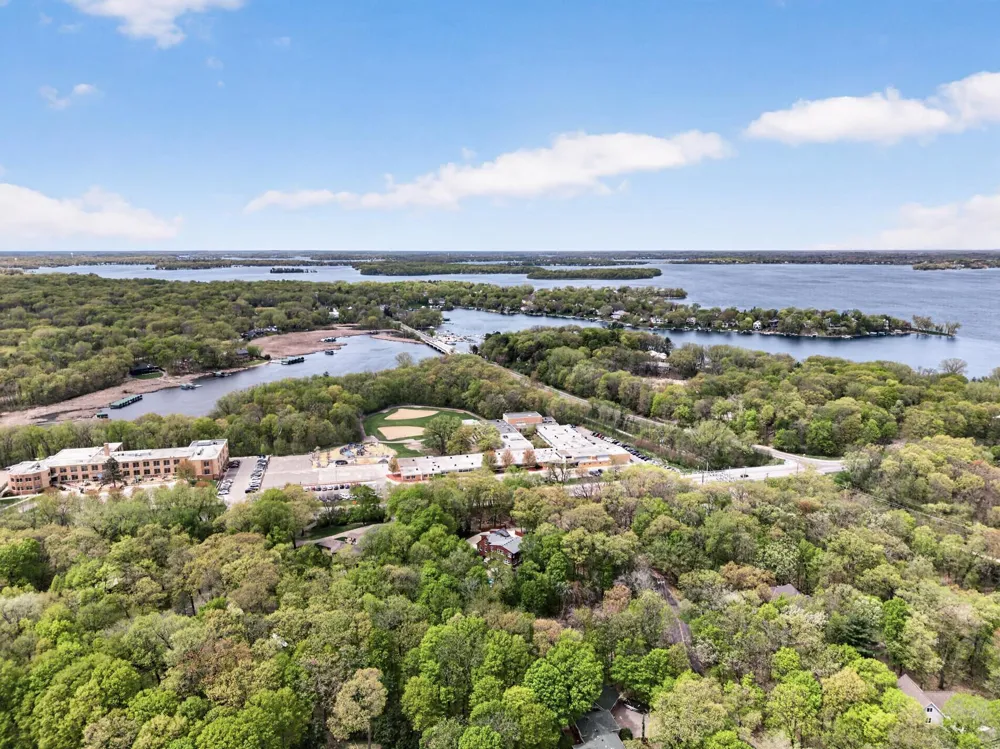 19055 Ridgewood Road Deephaven, MN 55391