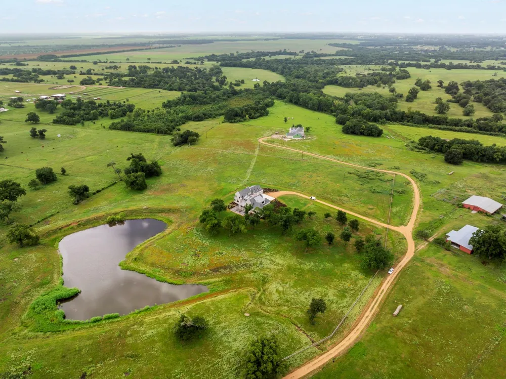 202 Blackberry Lane Washington, TX 77880