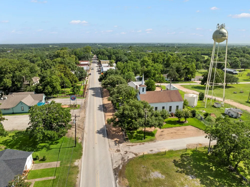 202 Blackberry Lane Washington, TX 77880