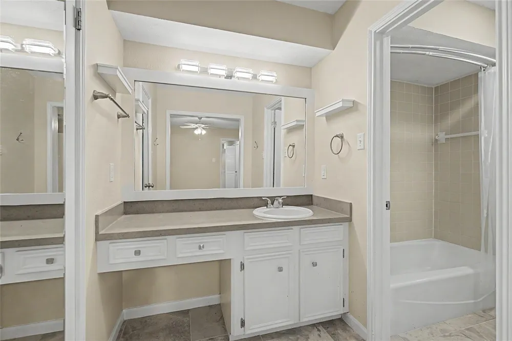 603 Hillcrest Drive Huntsville, TX 77340