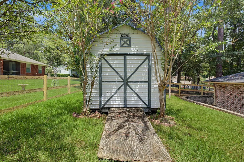 603 Hillcrest Drive Huntsville, TX 77340