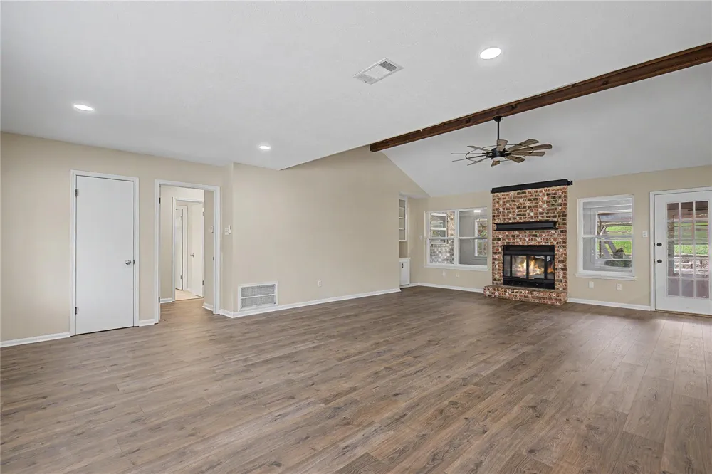 603 Hillcrest Drive Huntsville, TX 77340