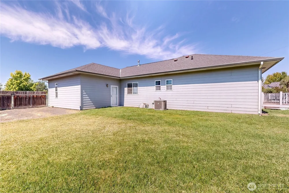 1916 SE Clover Court College Place, WA 99324