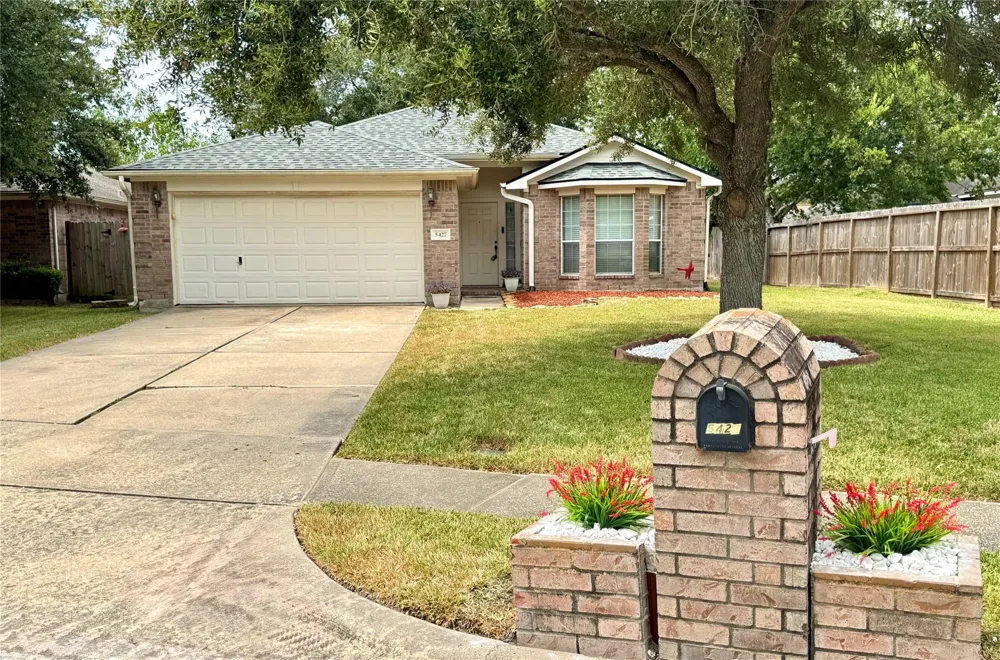5427 Chase Wood Drive Bacliff, TX 77518