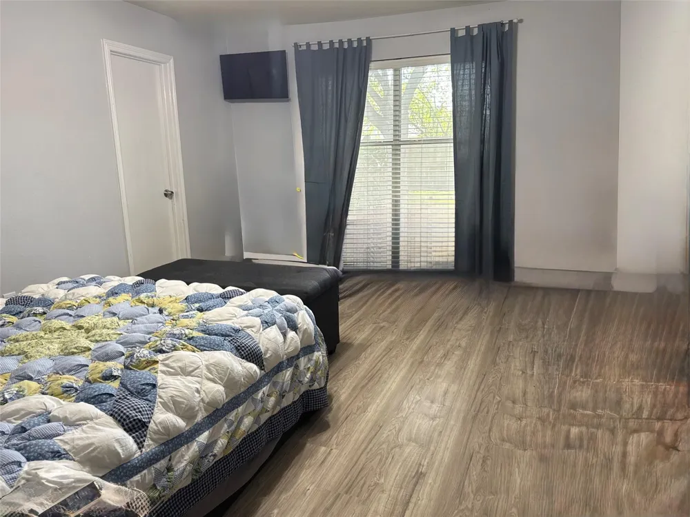 5427 Chase Wood Drive Bacliff, TX 77518