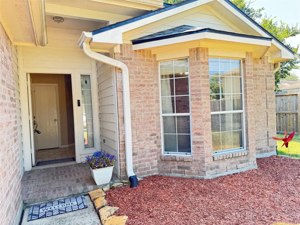 5427 Chase Wood Drive Bacliff, TX 77518