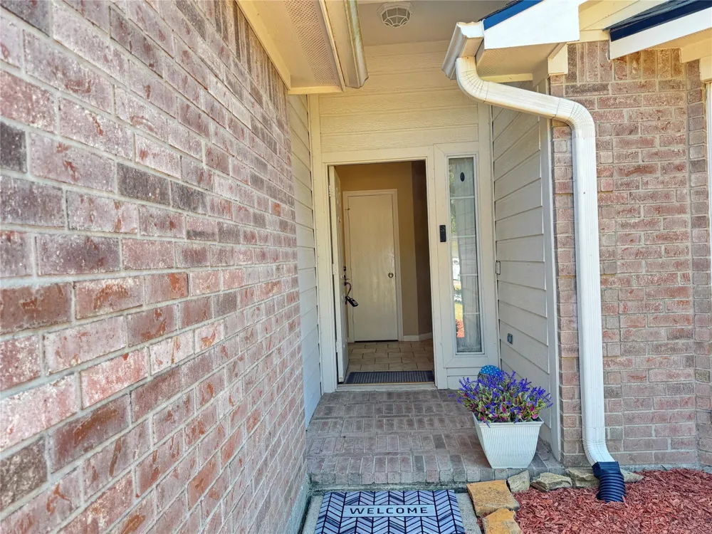 5427 Chase Wood Drive Bacliff, TX 77518