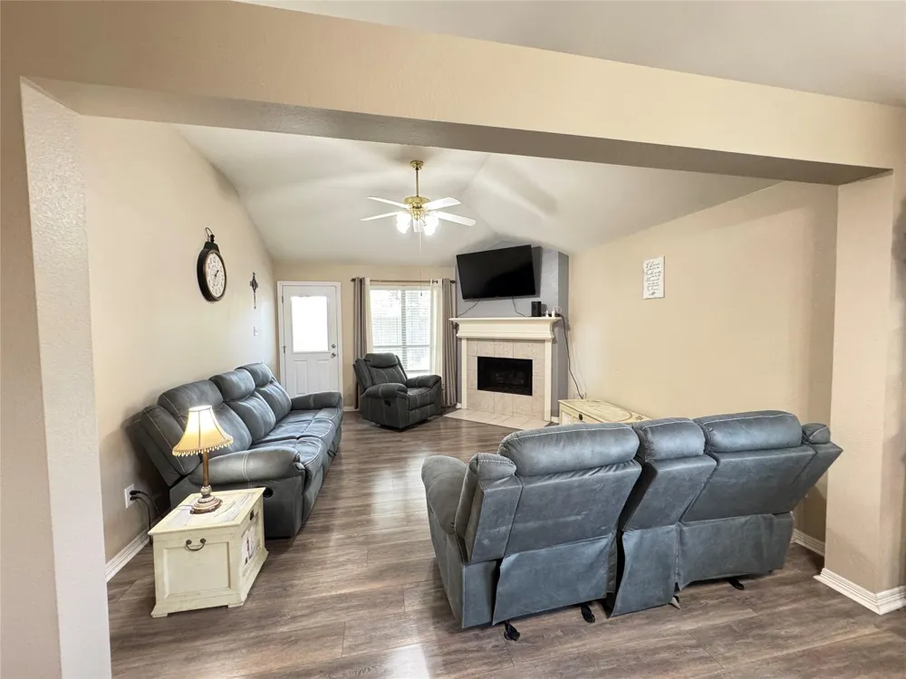 5427 Chase Wood Drive Bacliff, TX 77518