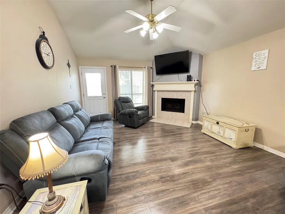 5427 Chase Wood Drive Bacliff, TX 77518